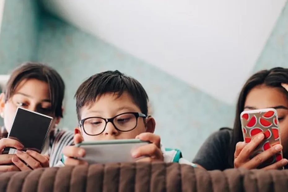 Niños usando el celular